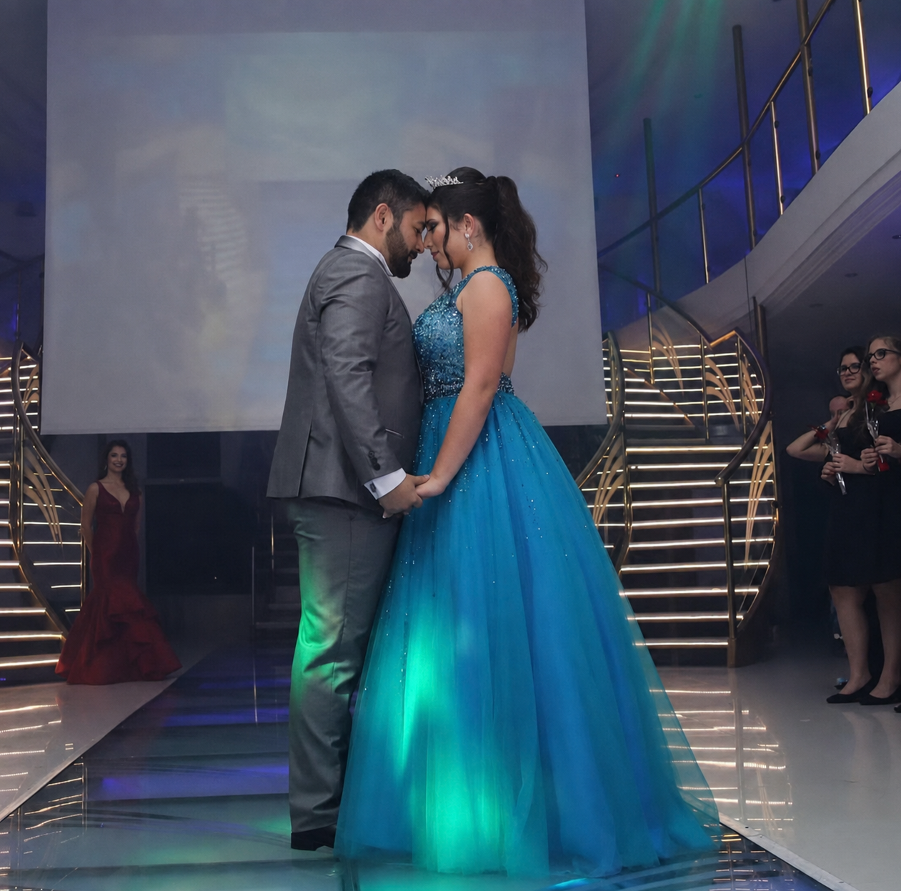 Casal de debutante dançando em festa formal